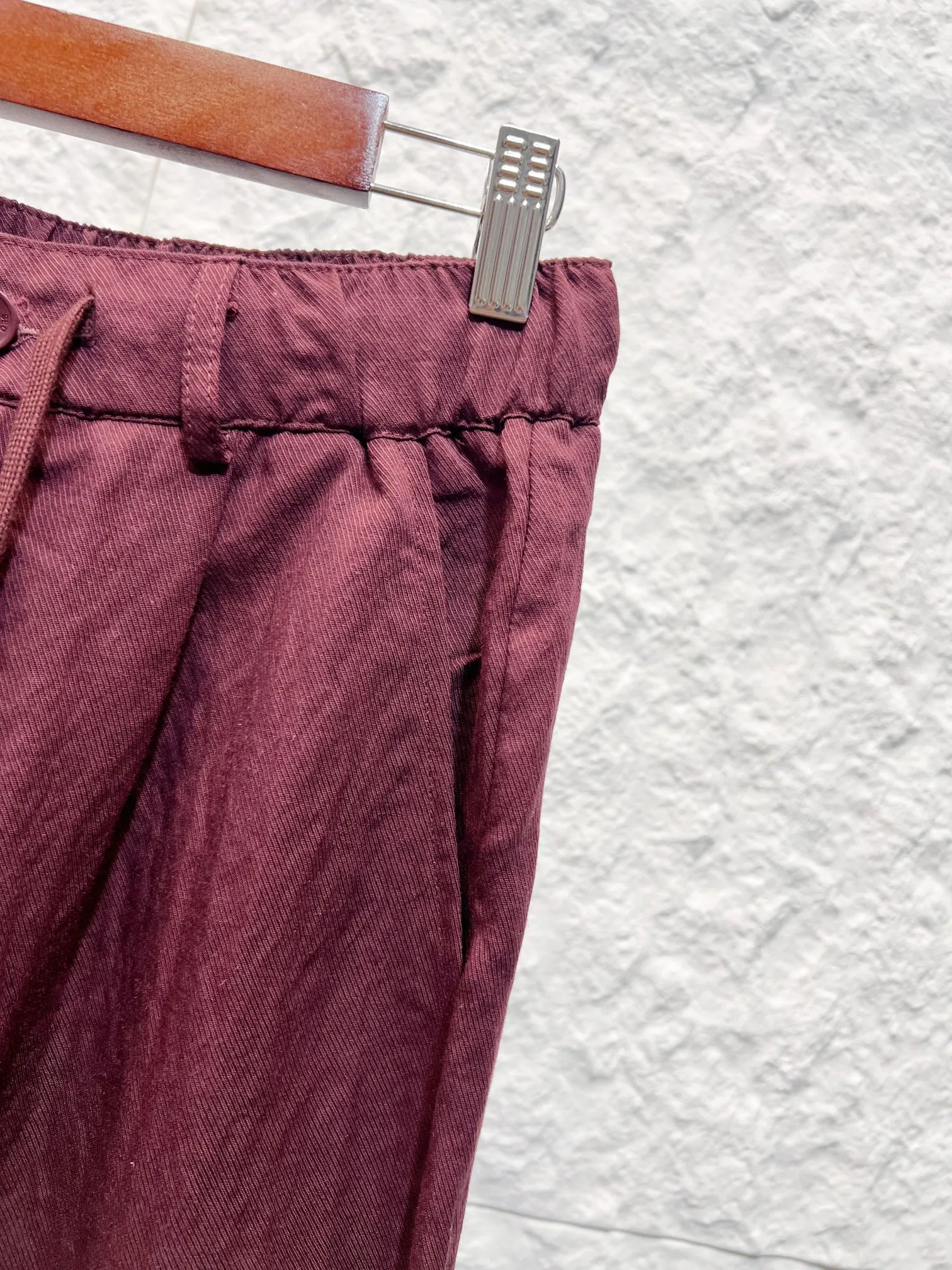 LP Loro Piana (in stock for a long time) Waistband: front button placket + drawstring design, full elastic waistband at the back, elastic waistband at the half (solid front and elastic waistband at the back), fully sewn trouser loops, pockets: front slip pockets; rear patch pockets, back pockets equipped with Genuine Leather metallic leather patch (leather label hardware) linen and cotton blend casual trousers with semi-elastic elasticated waist, drawstring button closure, Genuine Leather metallic logo on the back pockets, loose draped fit. Linen-cotton blended Tencel stone-washed pre-shrunk fabric, front button placket with webbing drawstring, trousers waistband with front and back semi-elastic waistbands, and trousers; front slip pockets, back patch pockets with Genuine Leather metal leather tags, double-threaded topstitching at the pockets; loose straight wide-leg version, double-fold flat hems, all double-thread overlock seams. Color: White Black Wine Red Sizes: M-3XL (worry-free after-sales service)